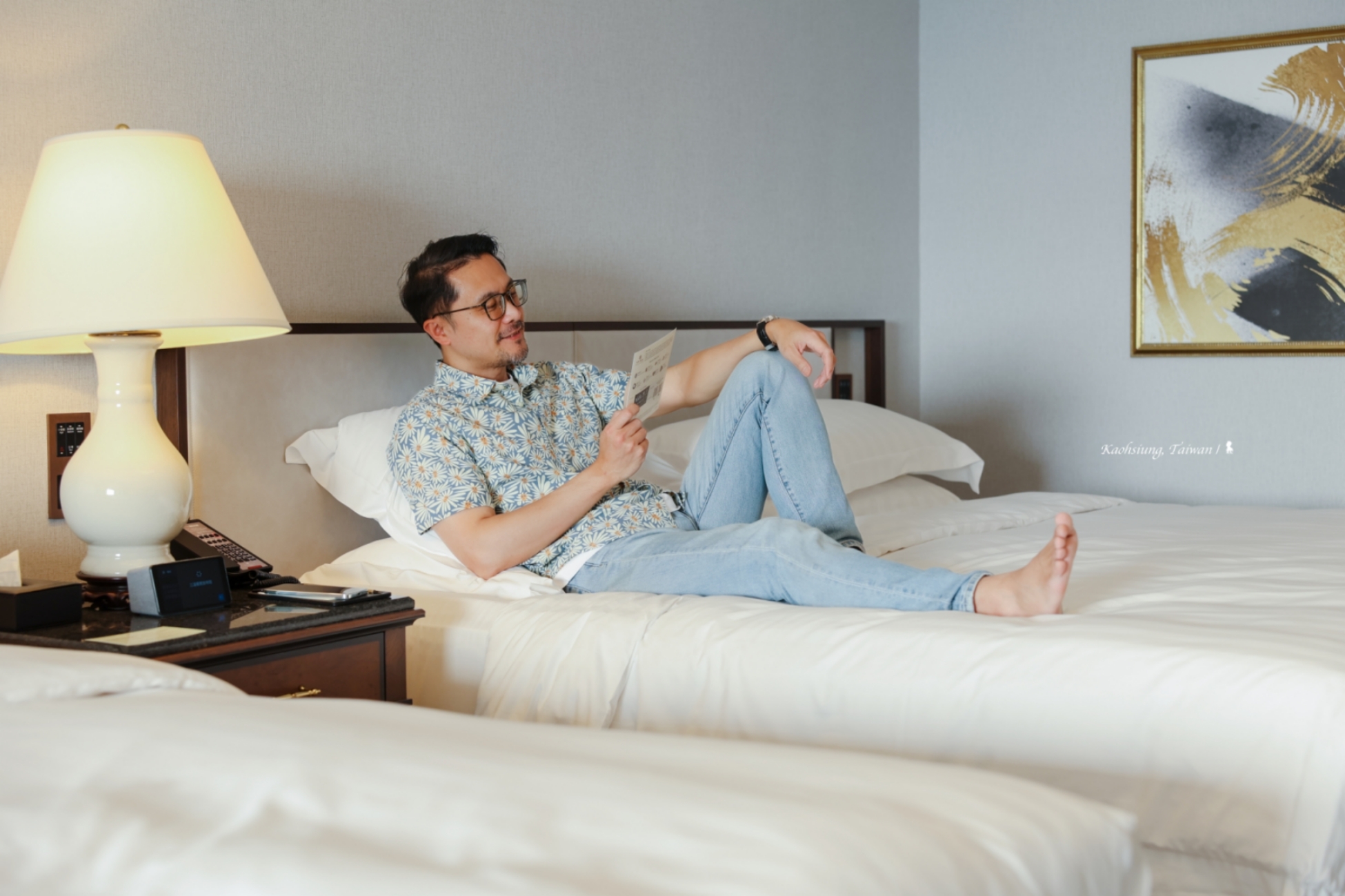 入住新翻修 16 坪亞灣家庭房瞰國際級港景，搭配高鐵聯票專案享高雄漢來優惠